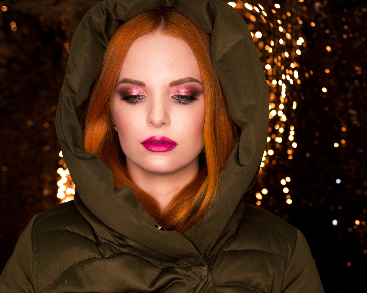 Красивая рыжеволосая девушка в теплой куртке 