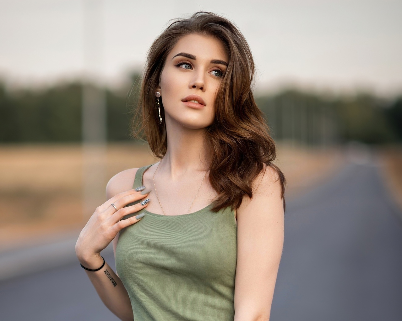 Красивая грустная девушка на дороге 