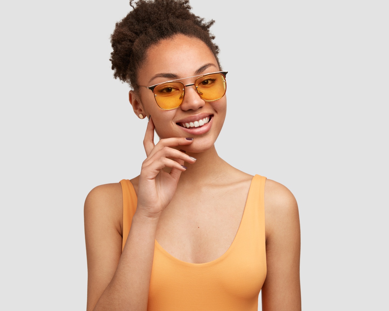 Красивая улыбающаяся темнокожая девушка в солнечных очках
