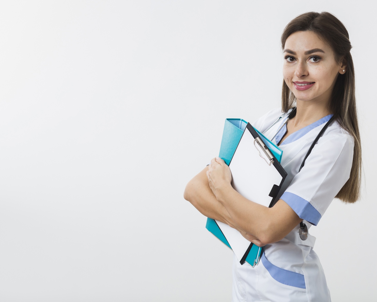 Красивая улыбающаяся девушка врач с папками на белом фоне 