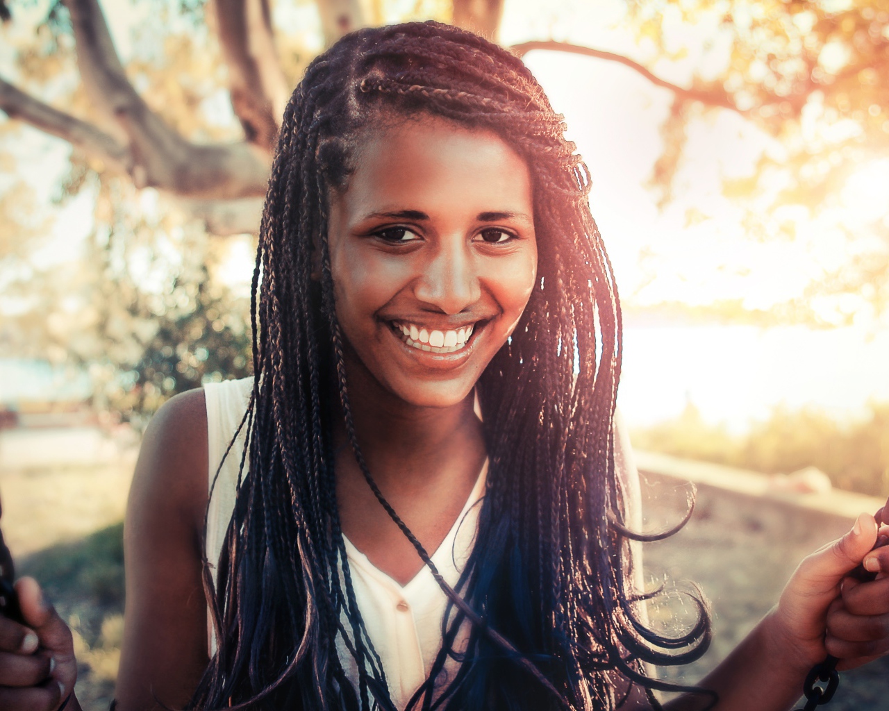 Красивая улыбающаяся девушка с косичками