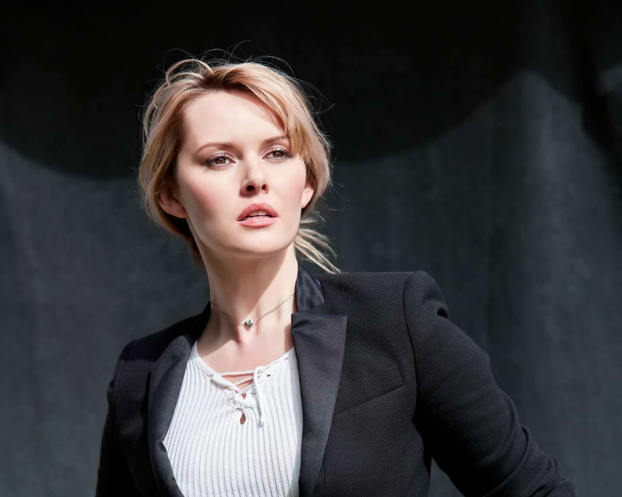 Красивая стильная кареглазая блондинка в черном пиджаке 