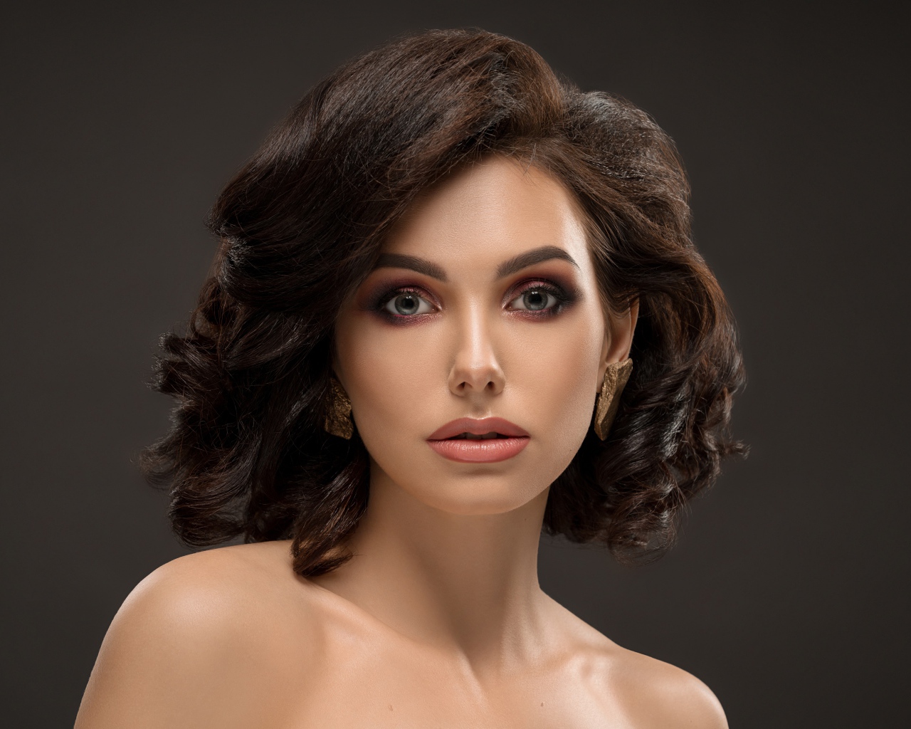 Красивая стильная девушка с прической на голове