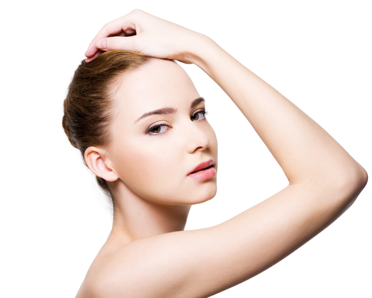 Красивая нежная девушка с рукой в волосах