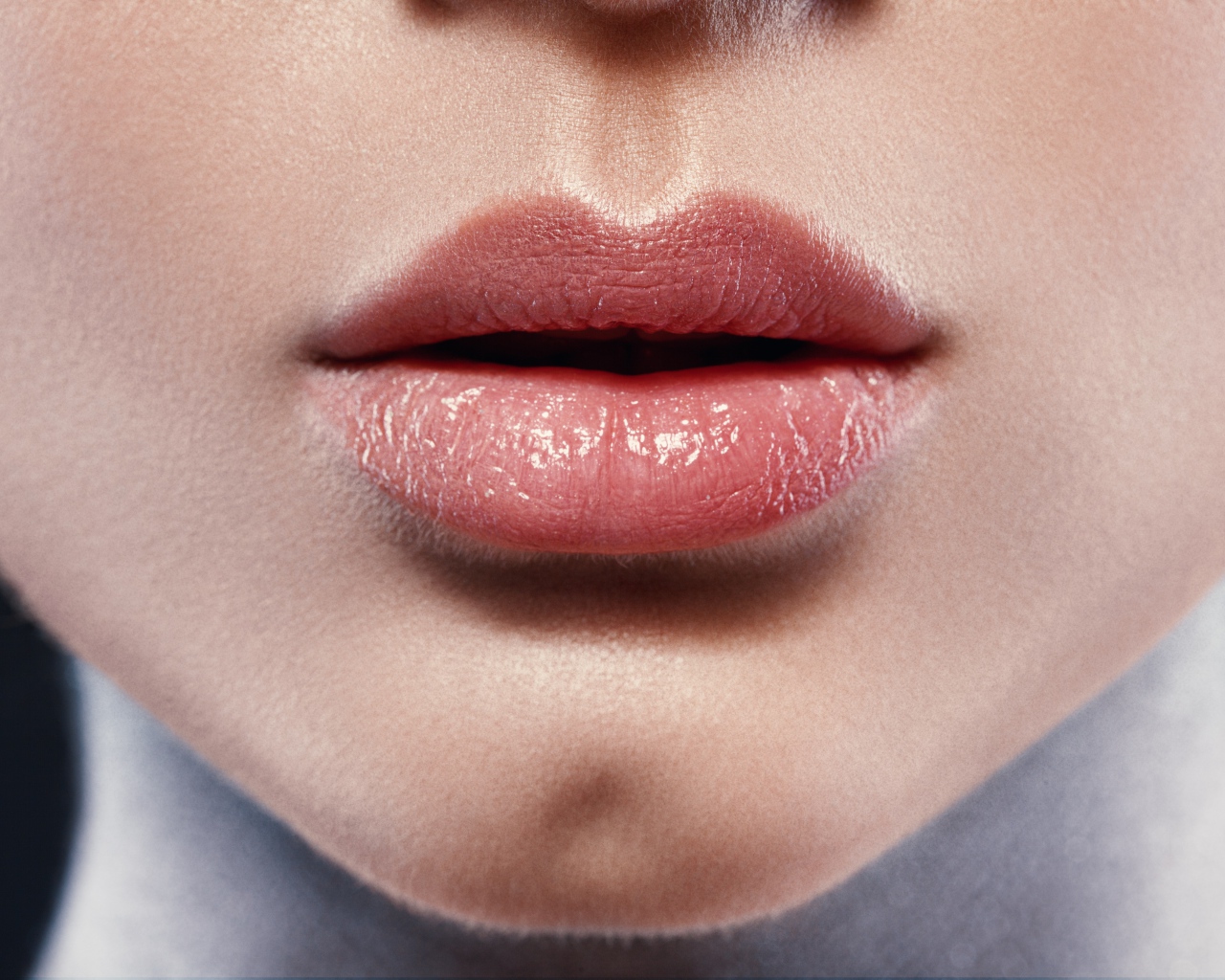 Красивые нежные розовые губы девушки