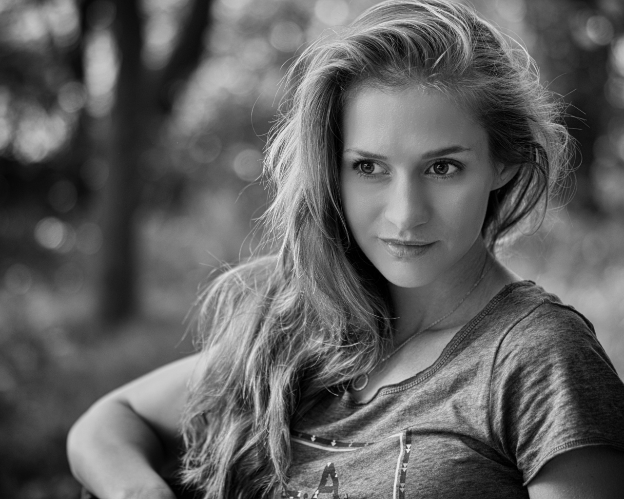Черно-белое фото красивой девушки 