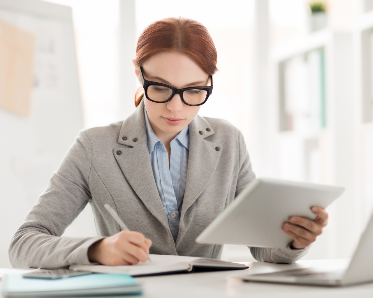 Деловая женщина в костюме за столом 