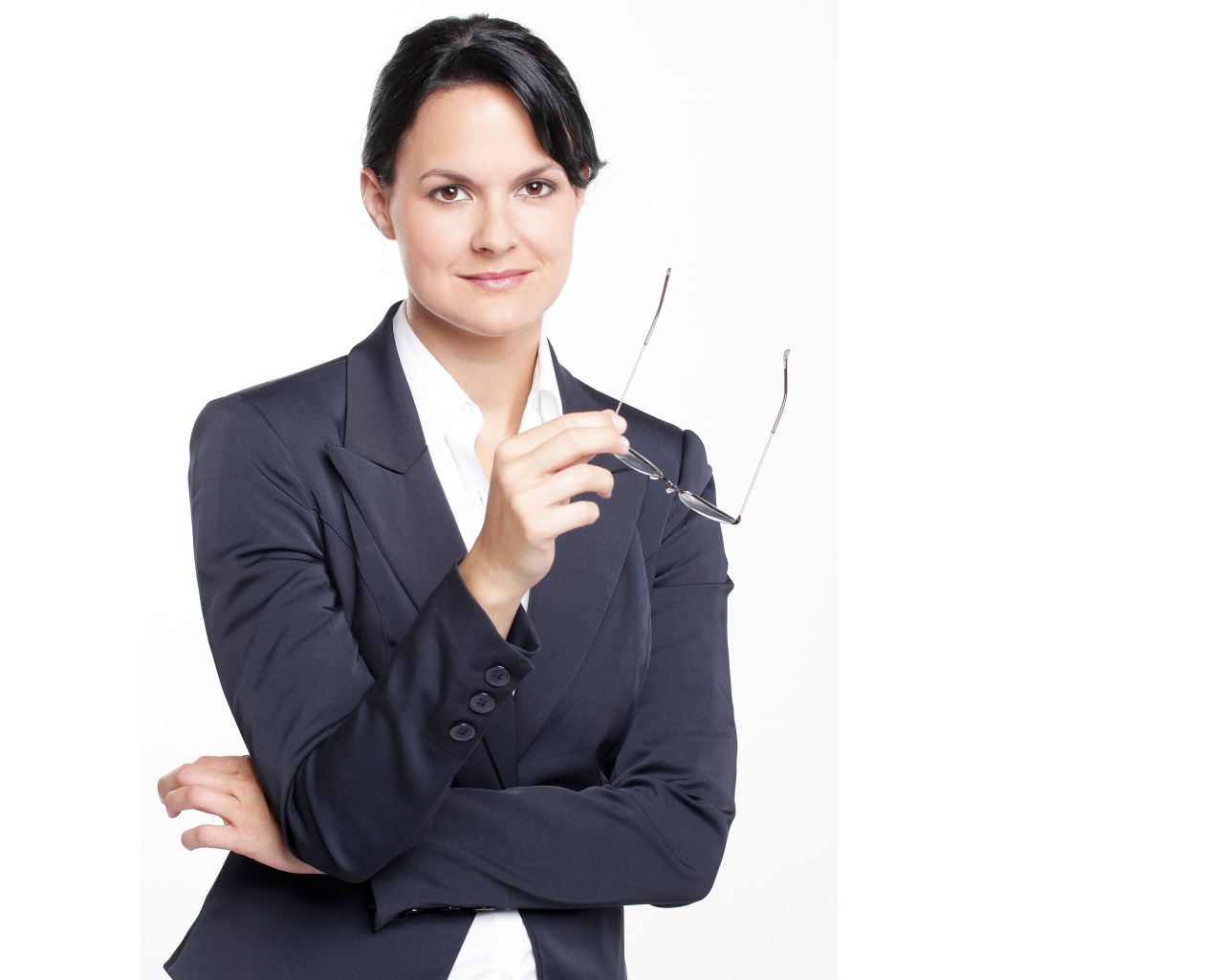 Деловая женщина в костюме с очками в руке