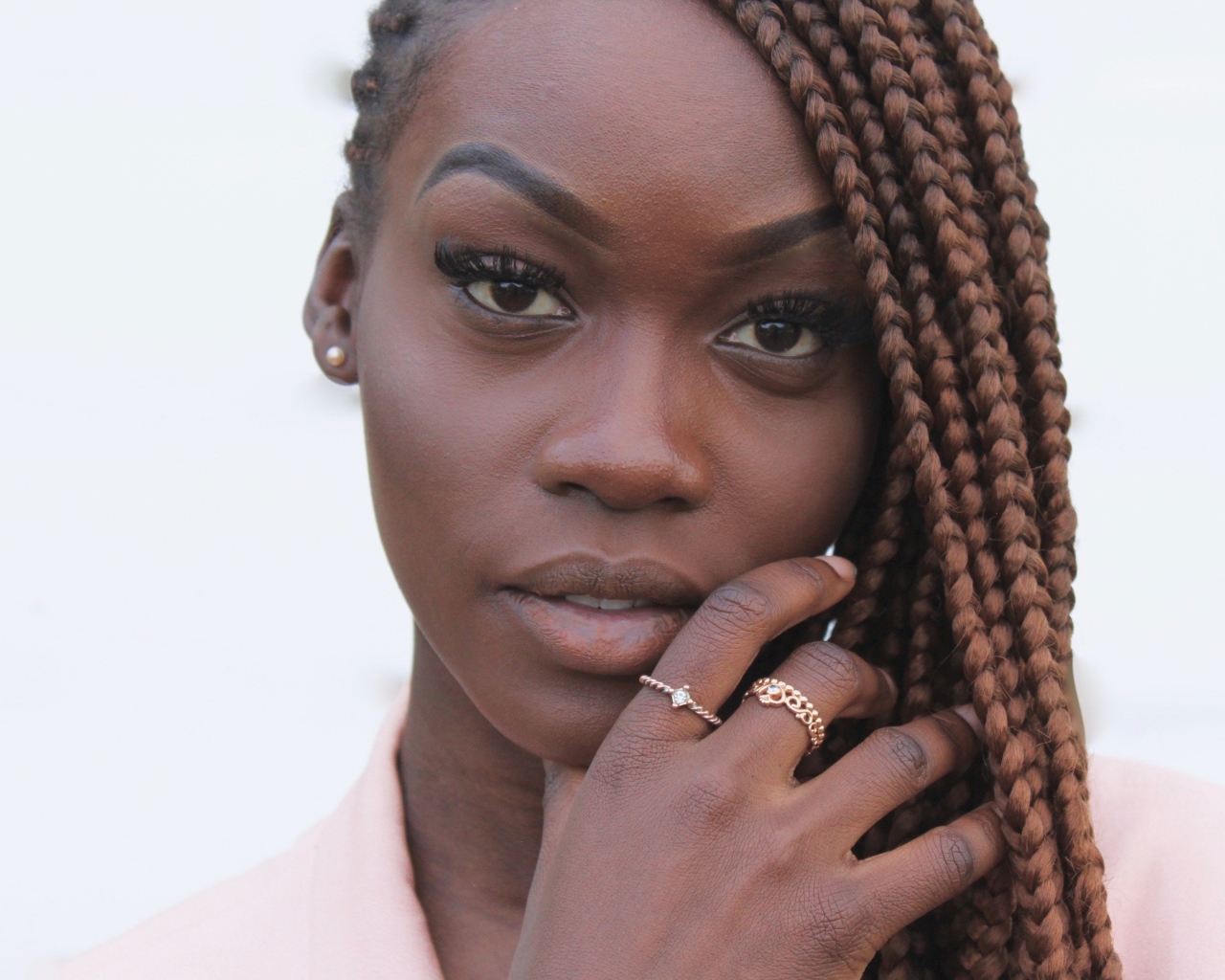 Темнокожая девушка с косичками крупным планом