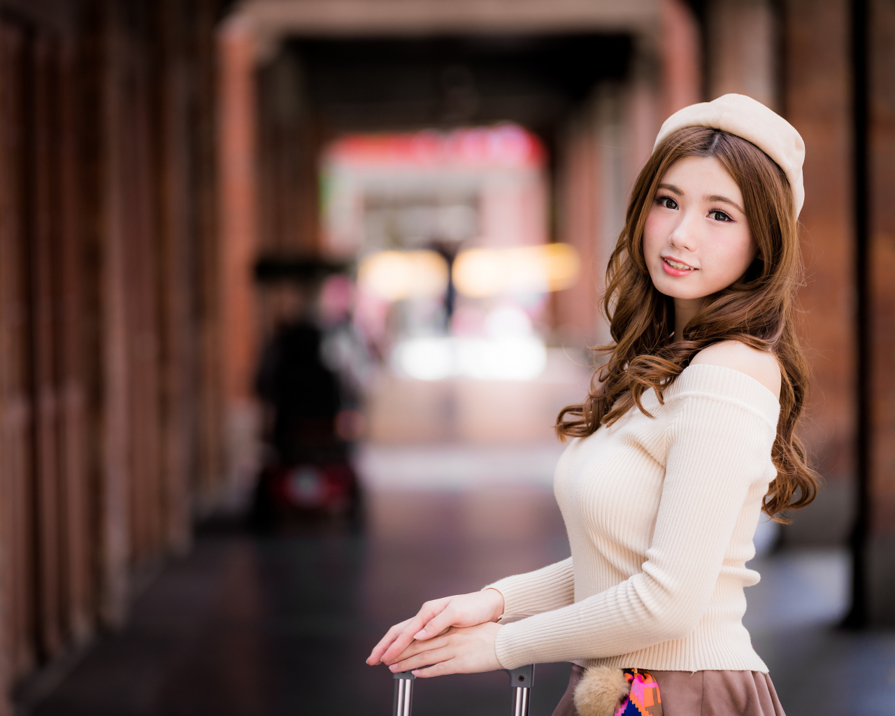 Милая азиатка в берете на вокзале