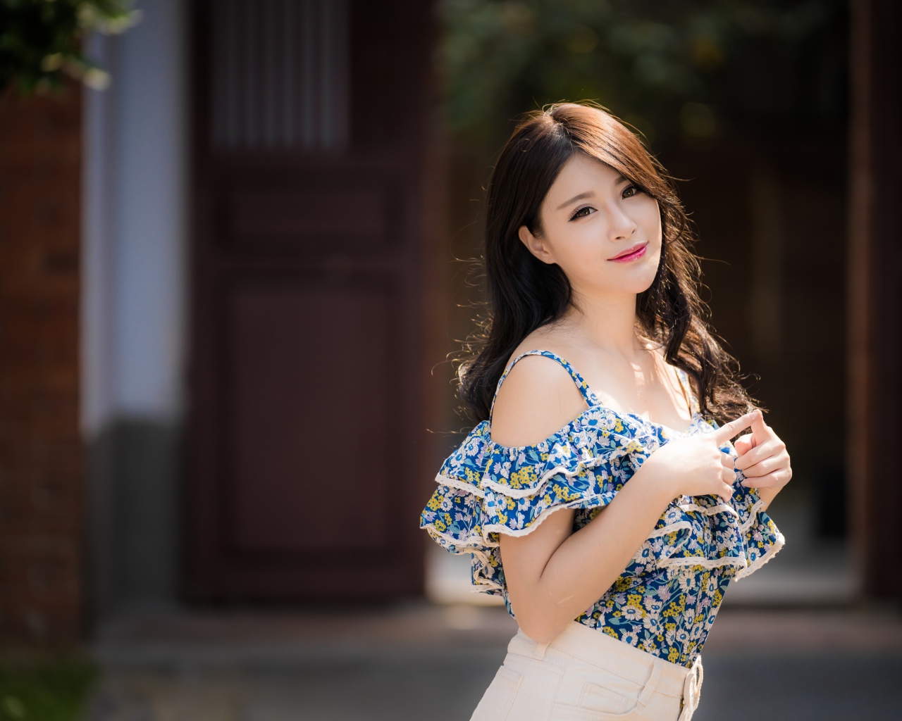 Милая девушка азиатка с длинными волосами