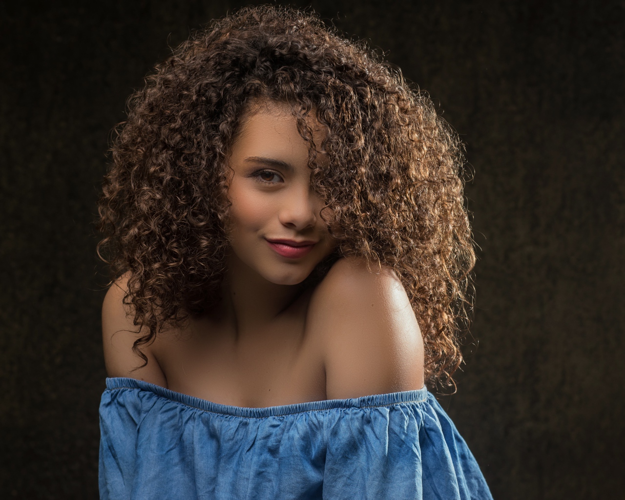 Милая кудрявая девушка в платье