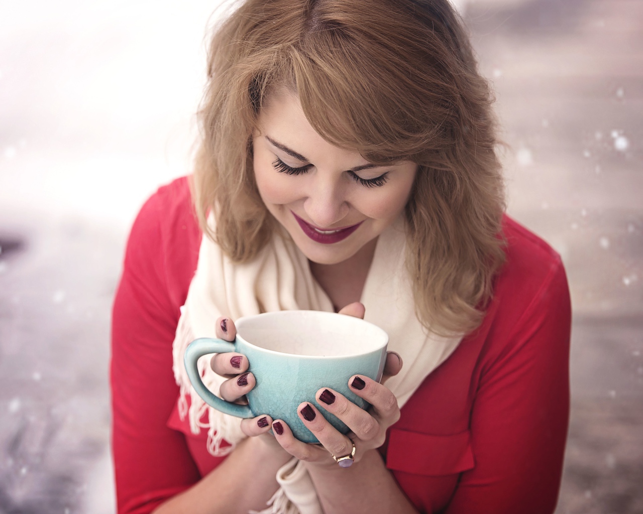 Милая девушка согревается горячим кофе