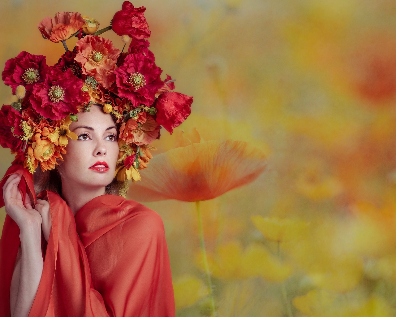 Милая девушка с венком из красных маков на голове