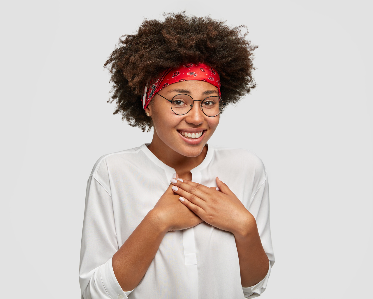 Милая девушка в очках в белой рубашке 