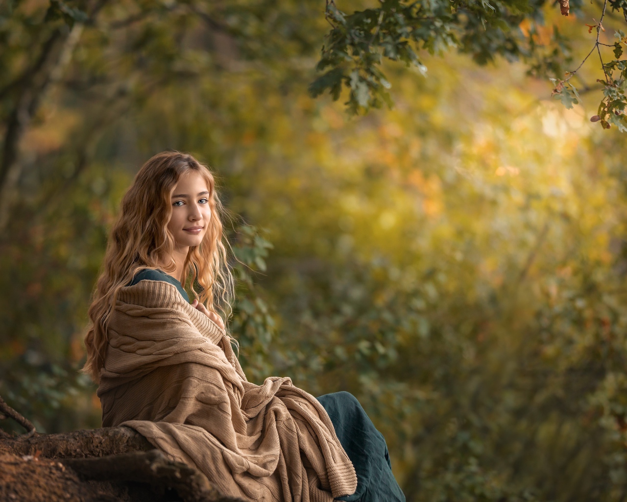 Милая длинноволосая девушка в теплой накидке 