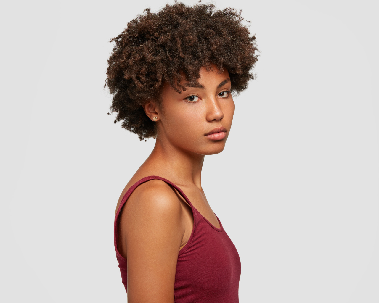 Милая девушка мулатка в красной майке