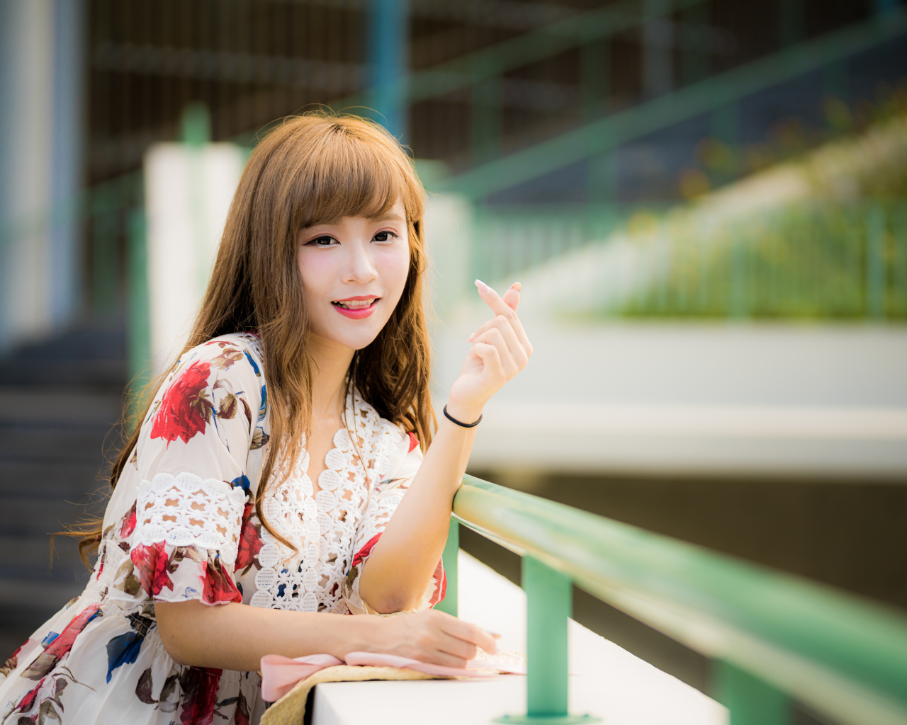 Милая улыбающаяся азиатка в платье 