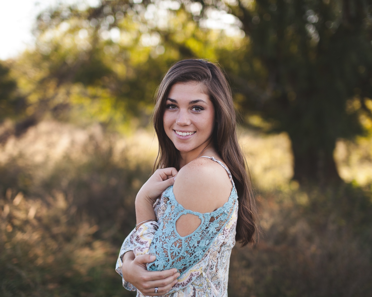 Милая улыбающаяся девушка в лесу 