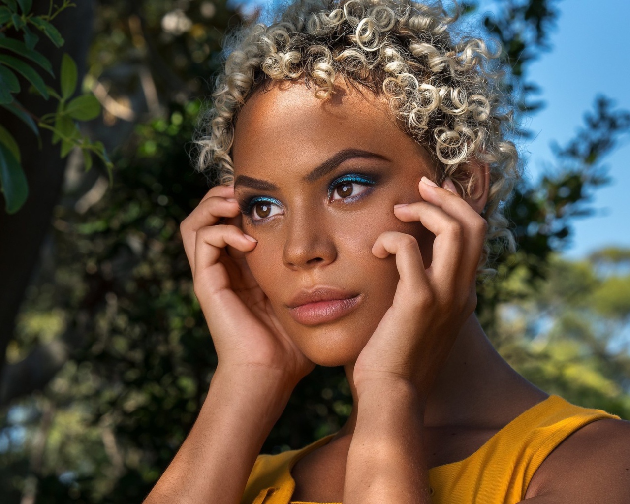 Темнокожая девушка с кудрявыми волосами