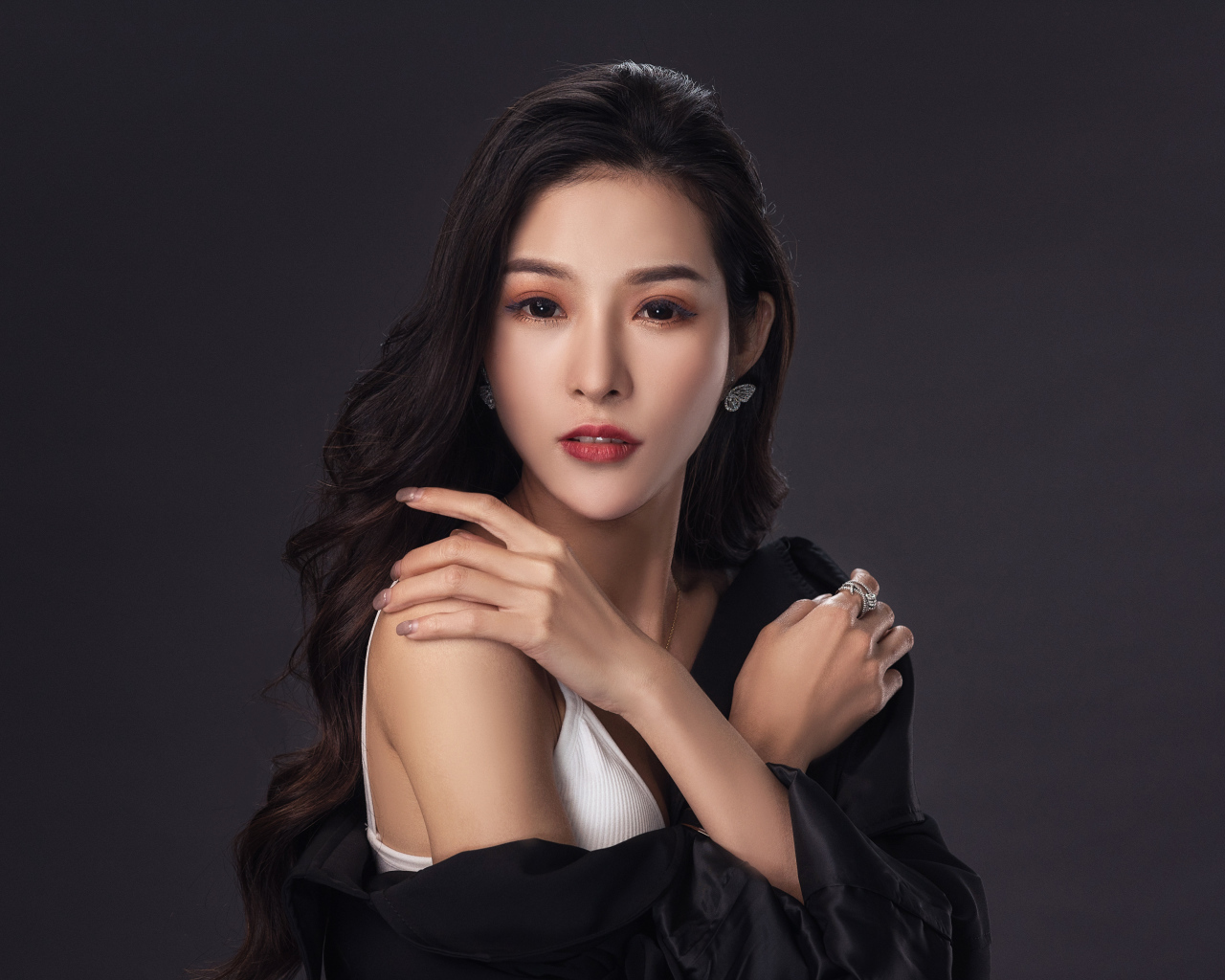 Нежная длинноволосая азиатка на сером фоне
