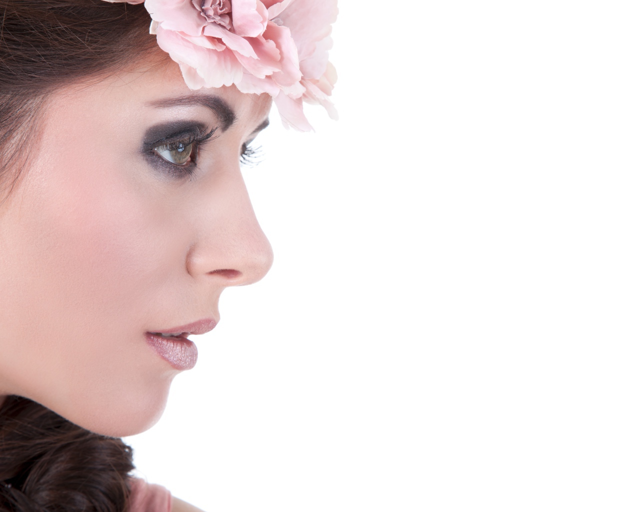 Лицо красивой девушка на белом фоне