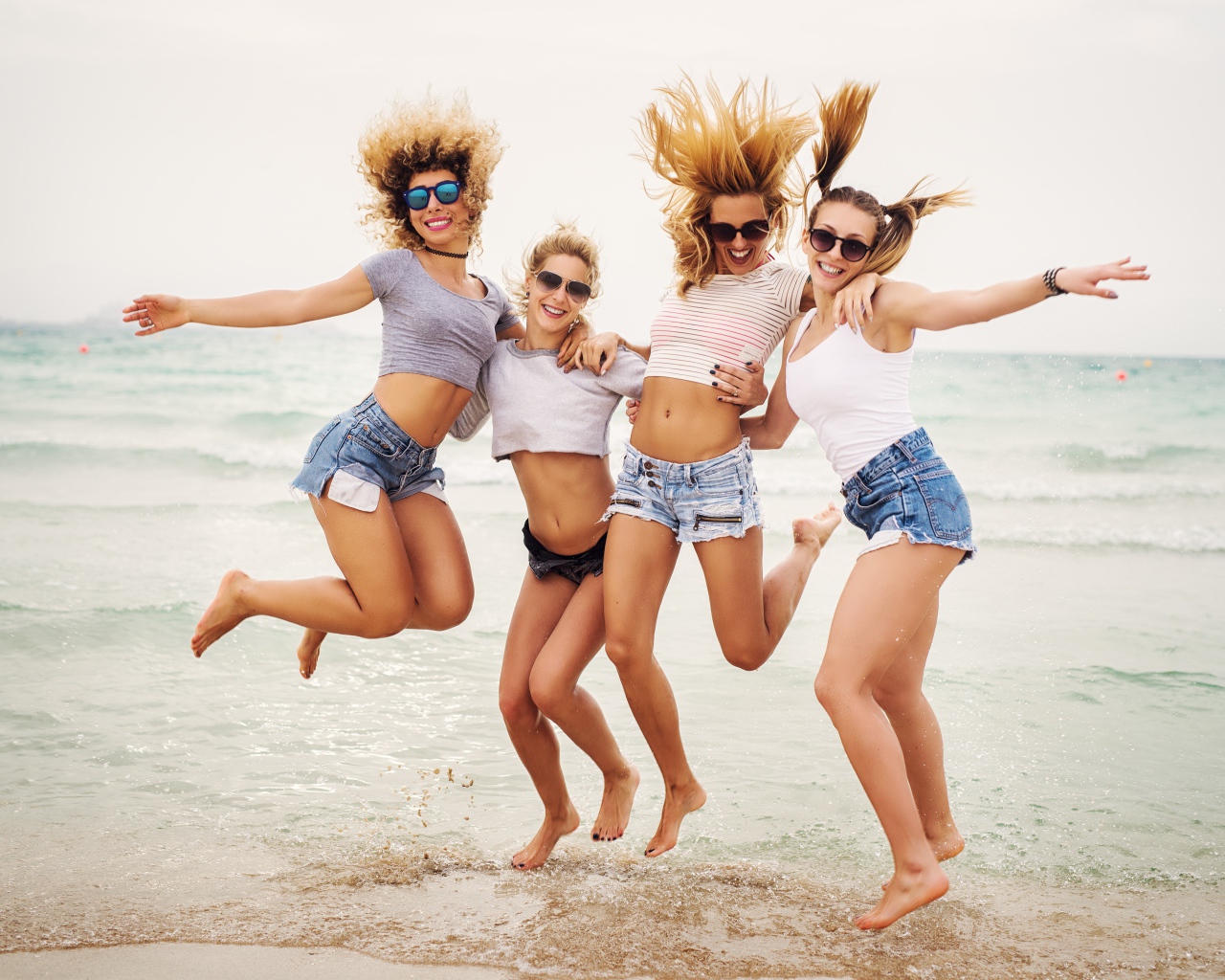 Четыре веселые девушки на берегу моря