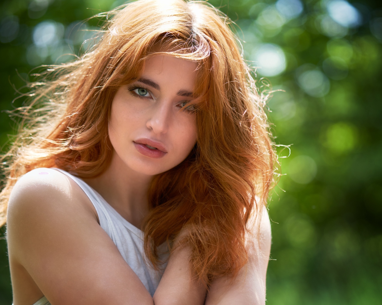 Нежная зеленоглазая девушка с рыжими волосами