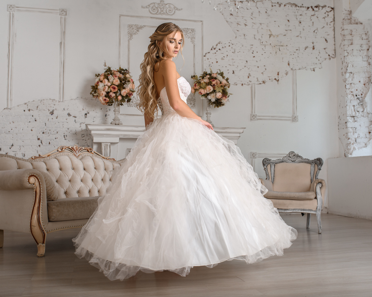 Девушка невеста в красивом белом платье 