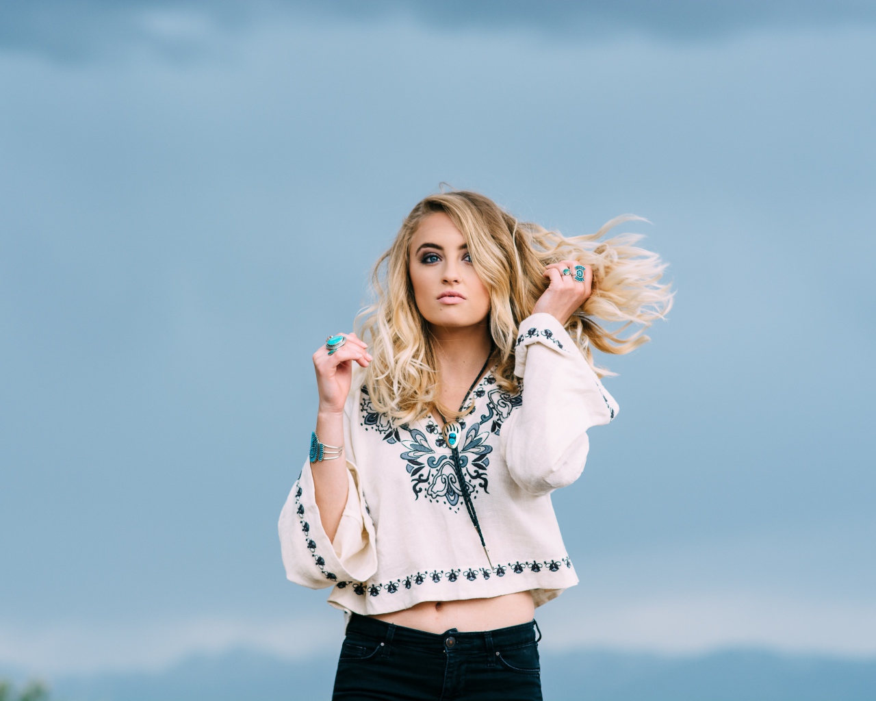 Девушка в красивой рубашке на фоне неба 