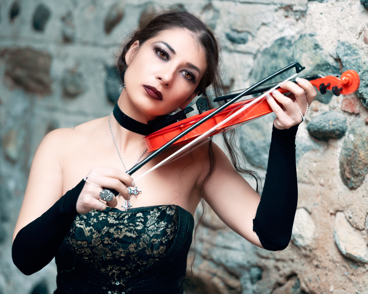 Девушка в черном платье со скрипкой в руке 