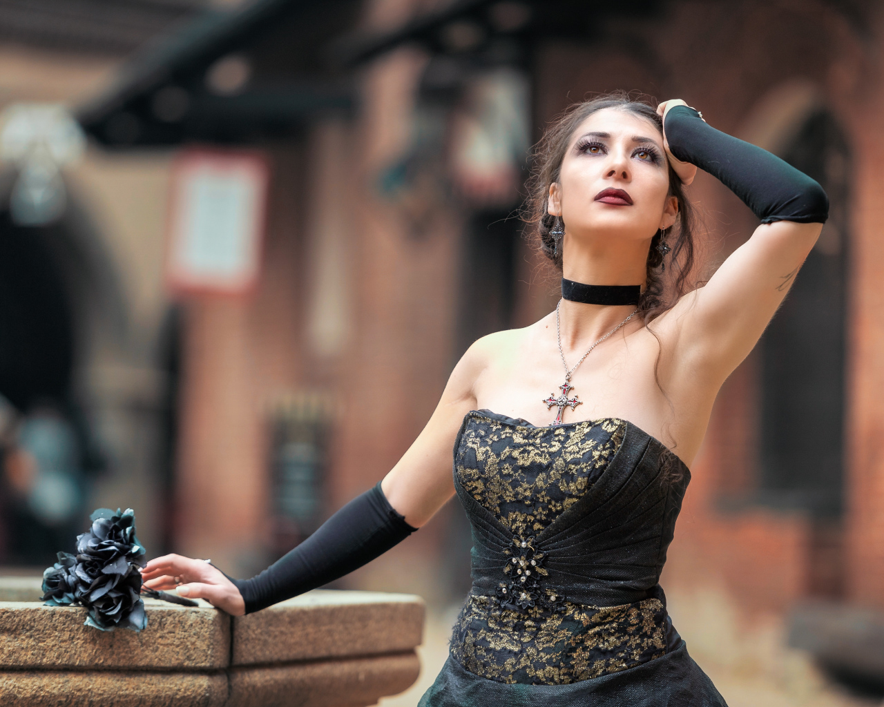 Девушка в черном готическом платье с букетом черных роз 