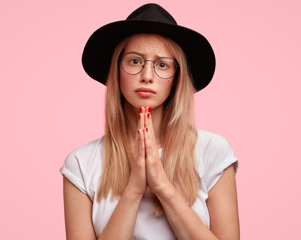 Девушка в черной шляпе умоляет о прощении 