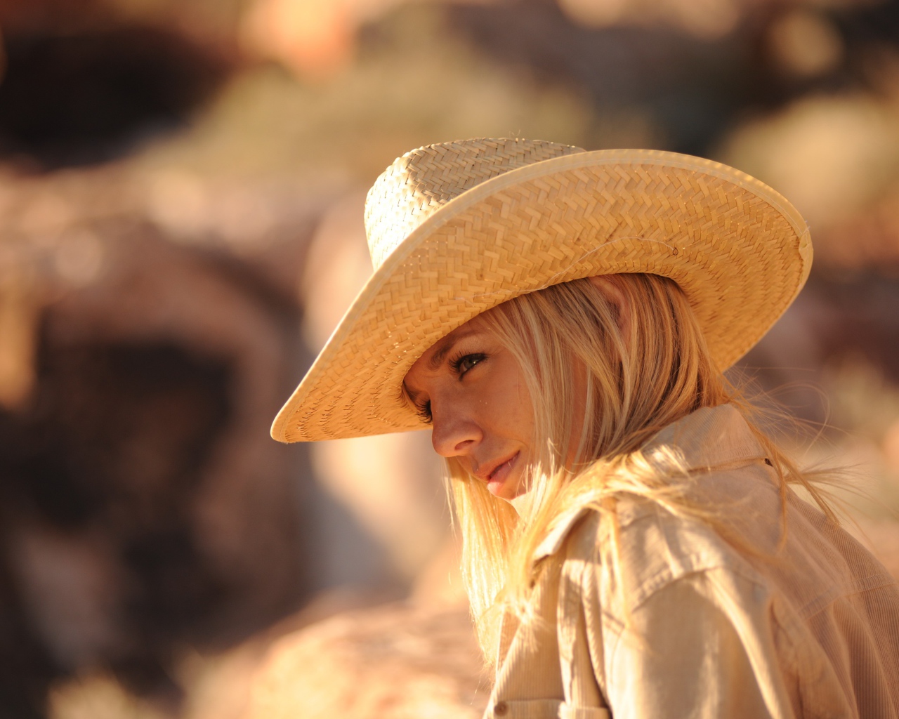 Девушка в ковбойской соломенной шляпе 