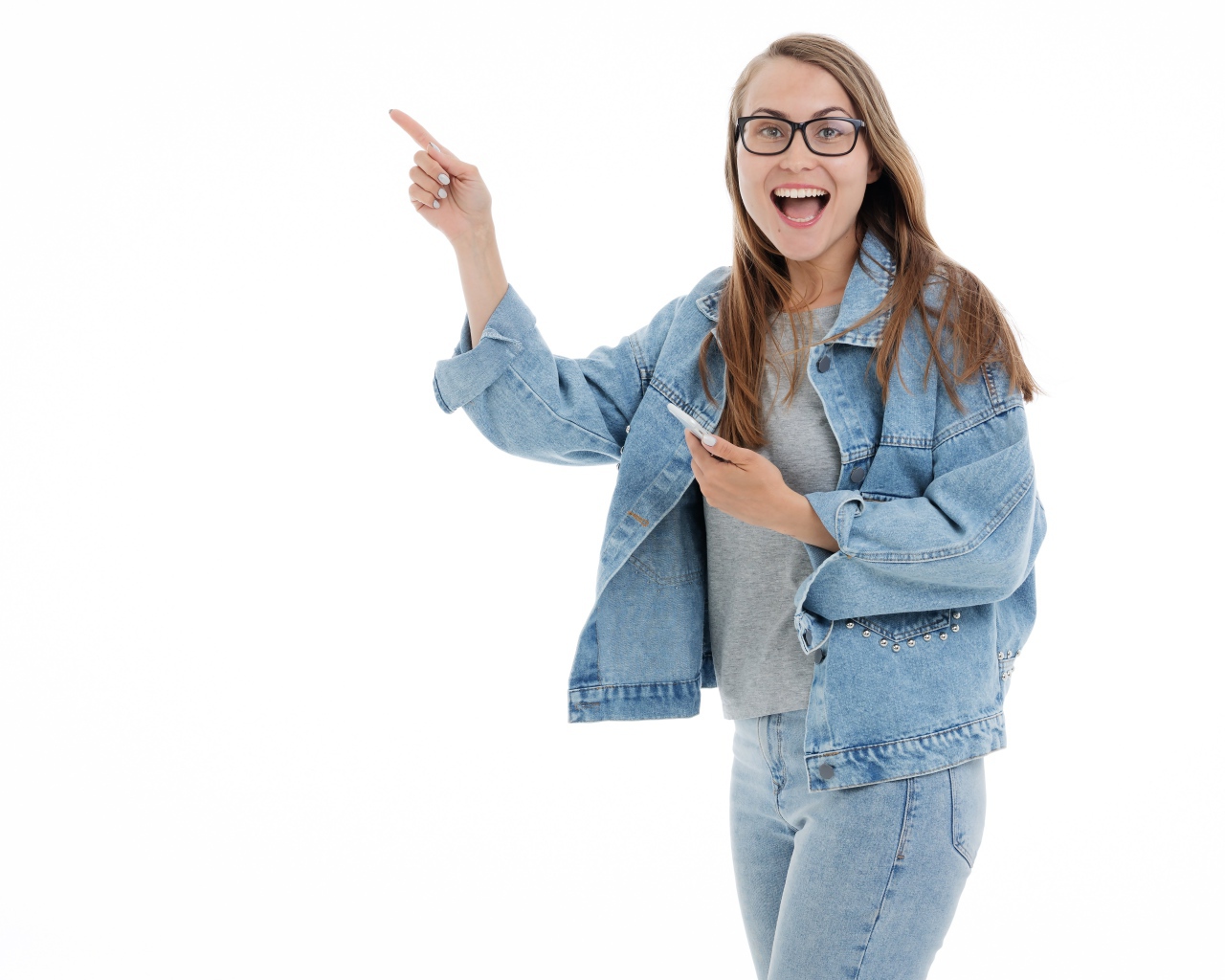 Девушка в джинсовом костюме в очках на белом фоне