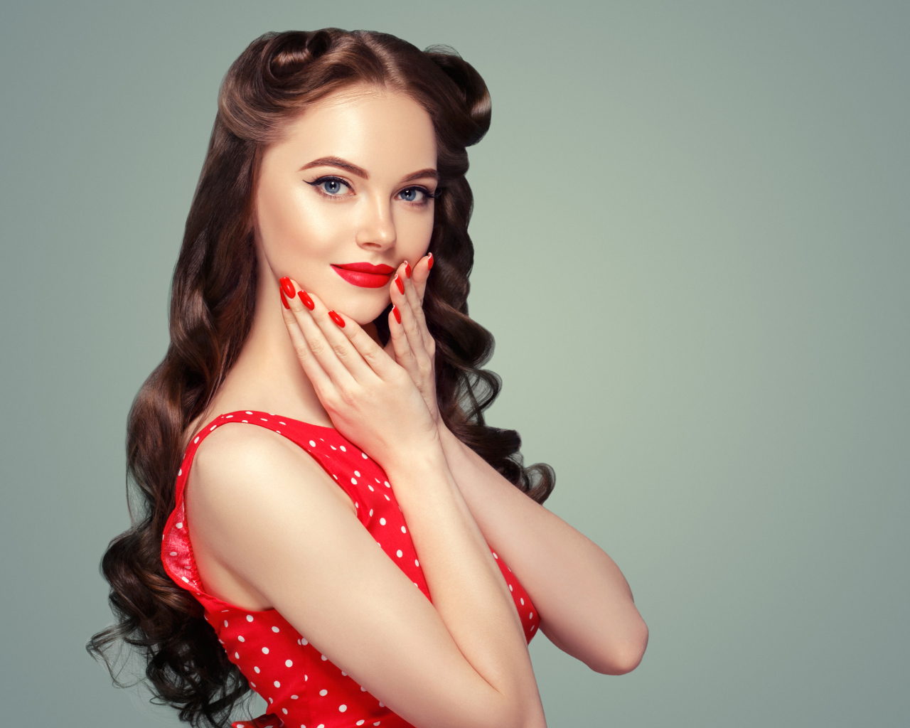 Девушка в красном платье с красивыми длинными волосами