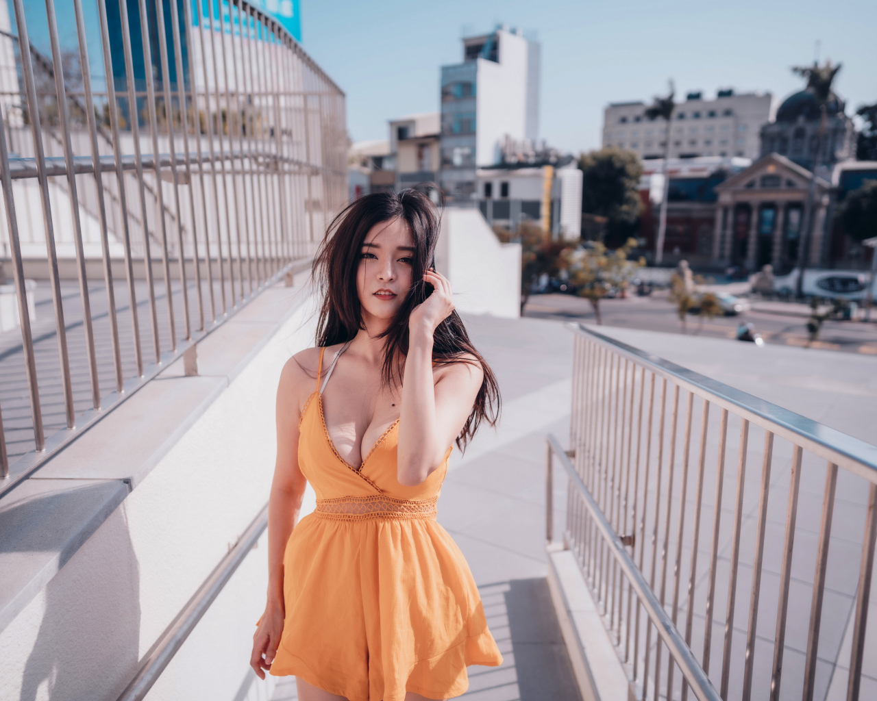 Девушка в коротком платье у перил 