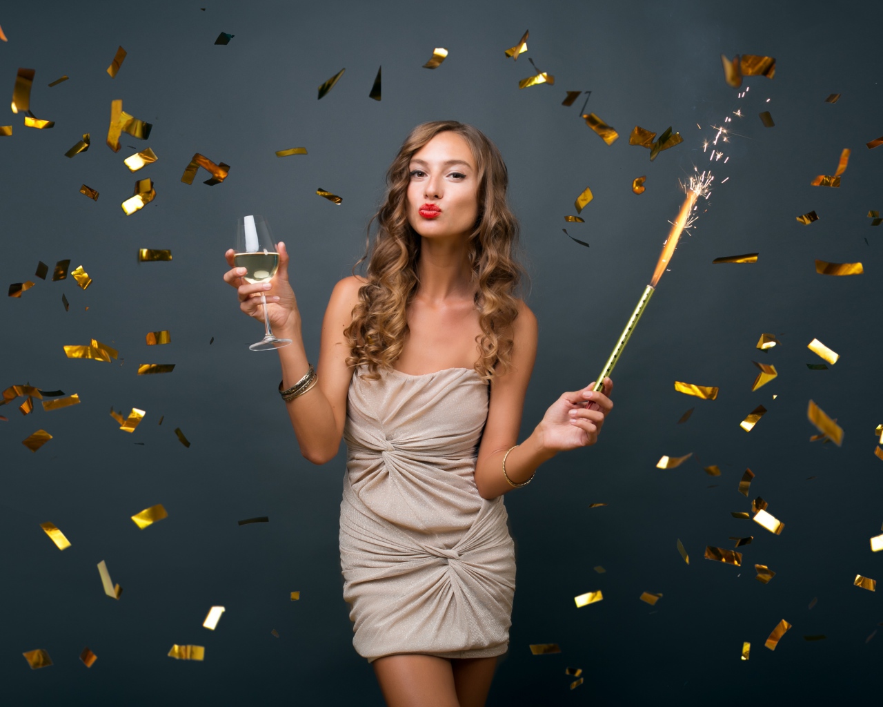 Девушка в коротком платье отмечает праздник 