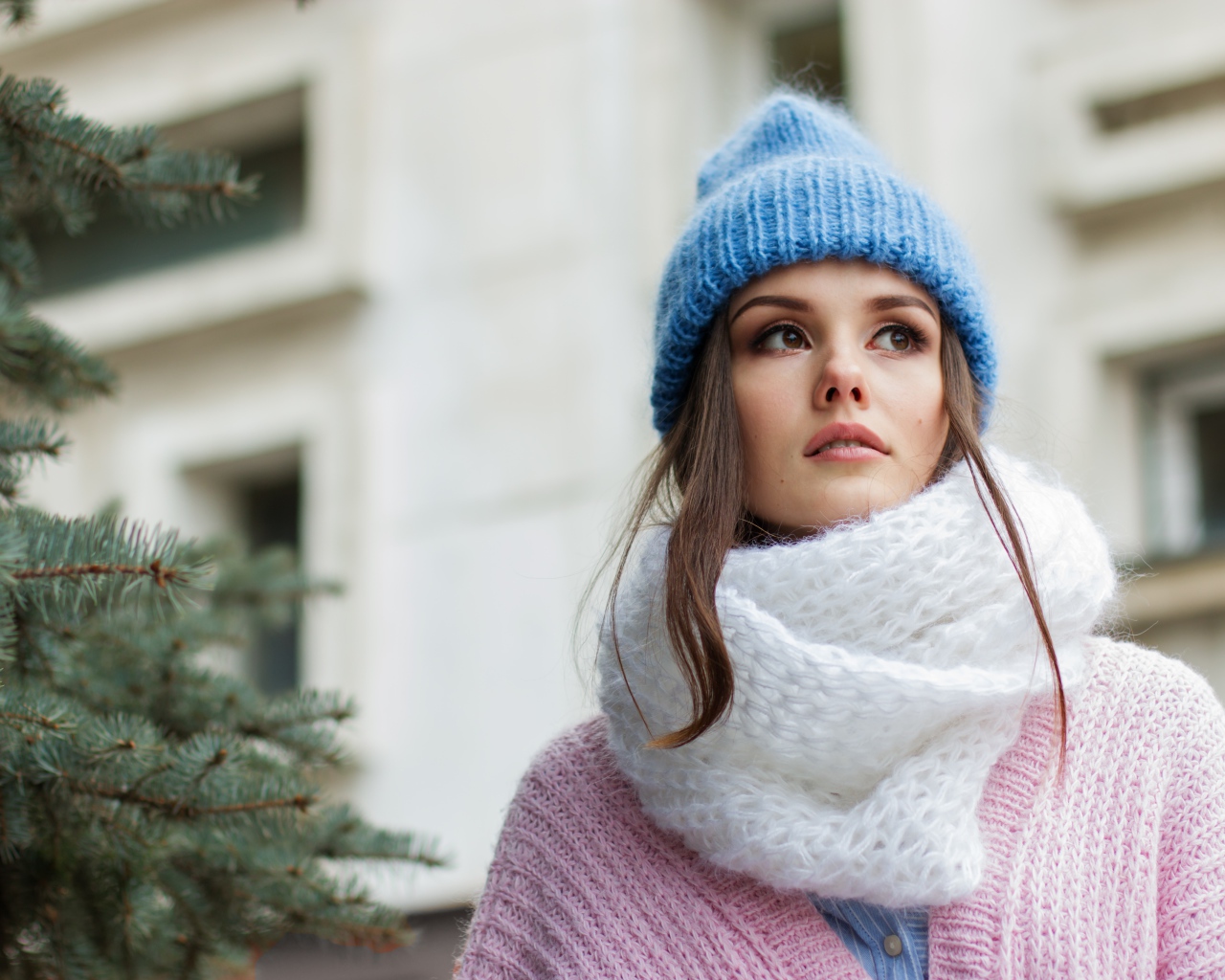 Девушка  в теплой голубой шапке с белым шарфом