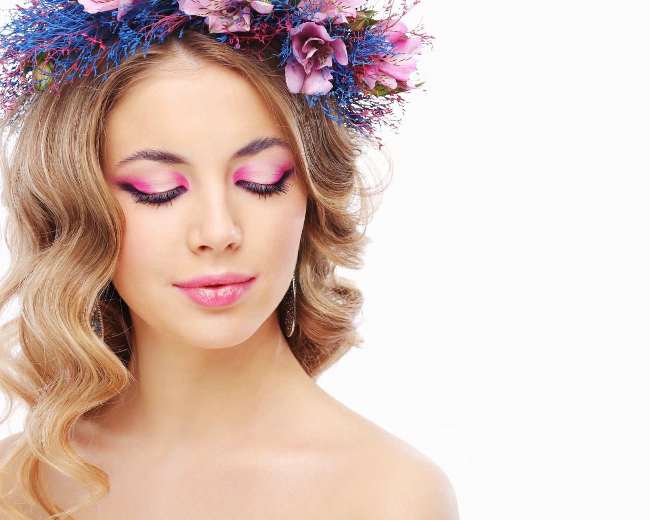 Девушка модель с закрытыми глазами с розовым макияжем на белом фоне