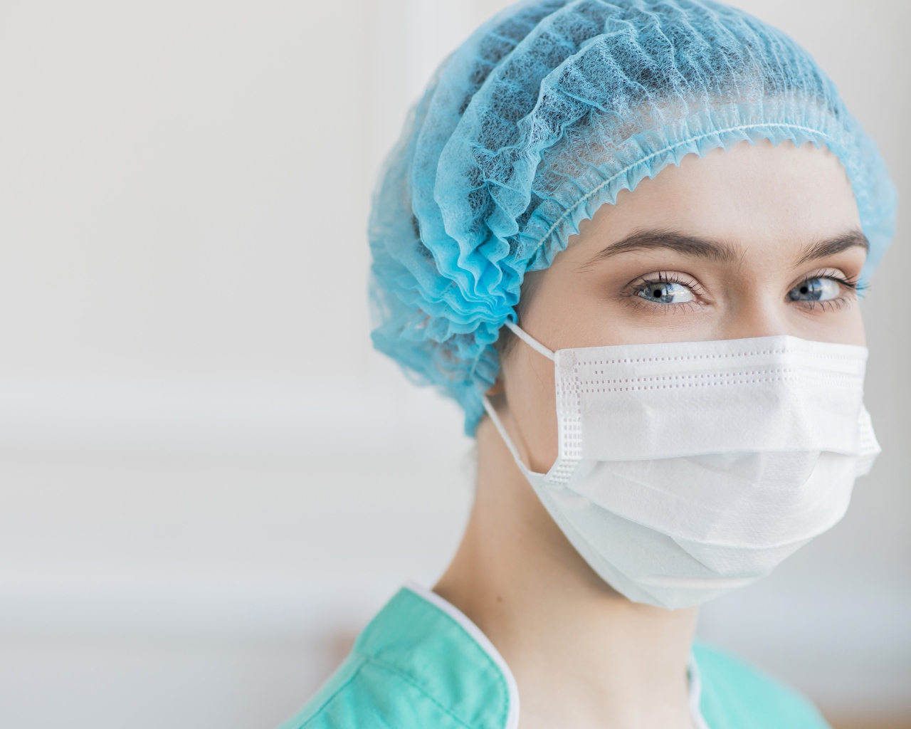 Девушка медсестра в маске в больнице 