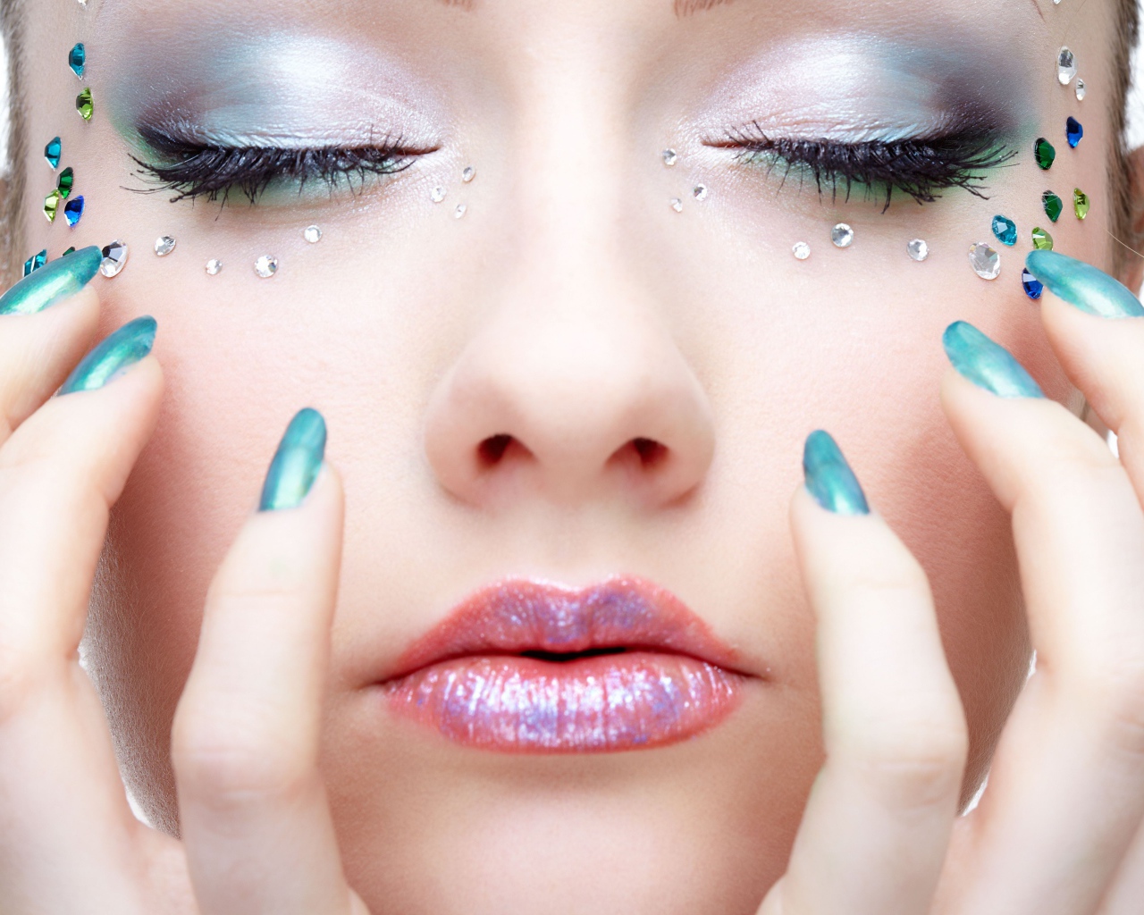 Девушка  с ярким макияжем и стразами на лице 