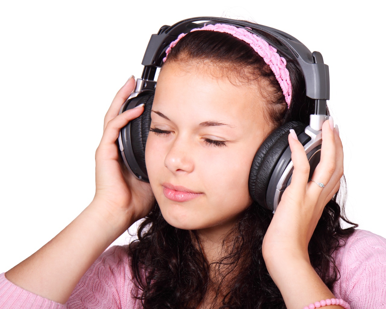 Девушка с закрытыми глазами в наушниках 