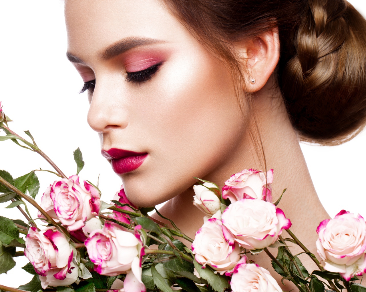 Девушка с нежным макияжем с букетом роз в руках