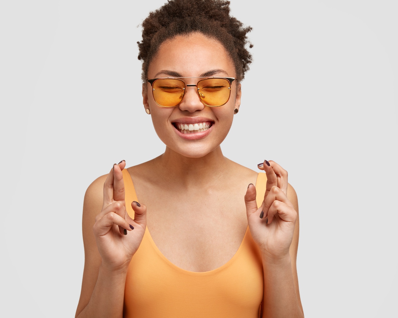 Девушка в очках загадывает желание 