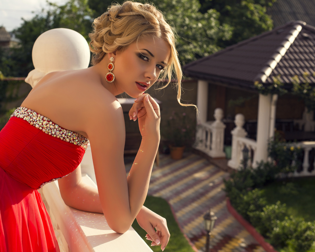 Девушка с прической в красивом красном платье