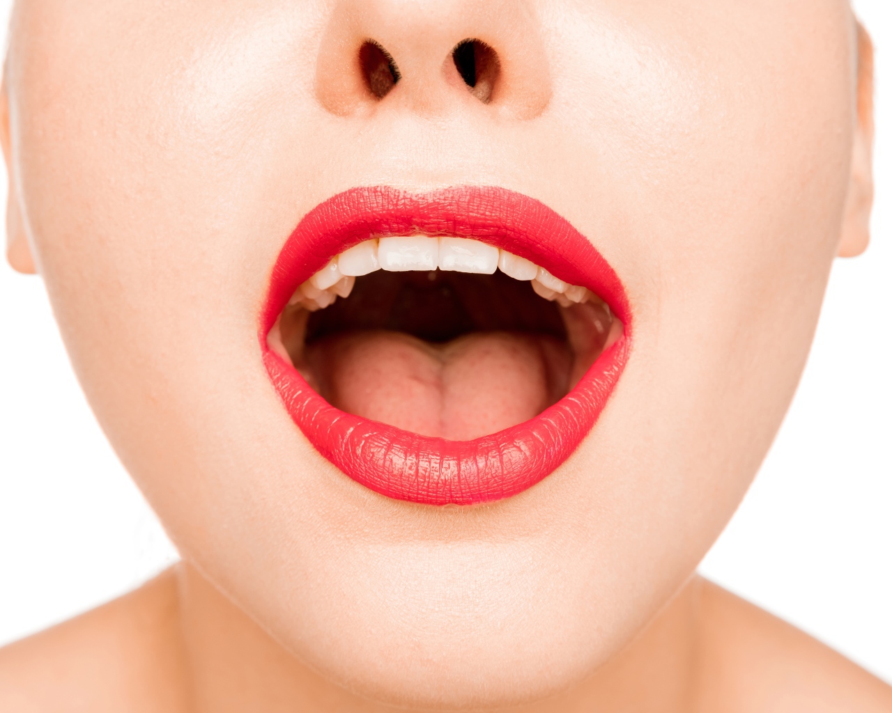 Девушка с красными губами открыла рот 