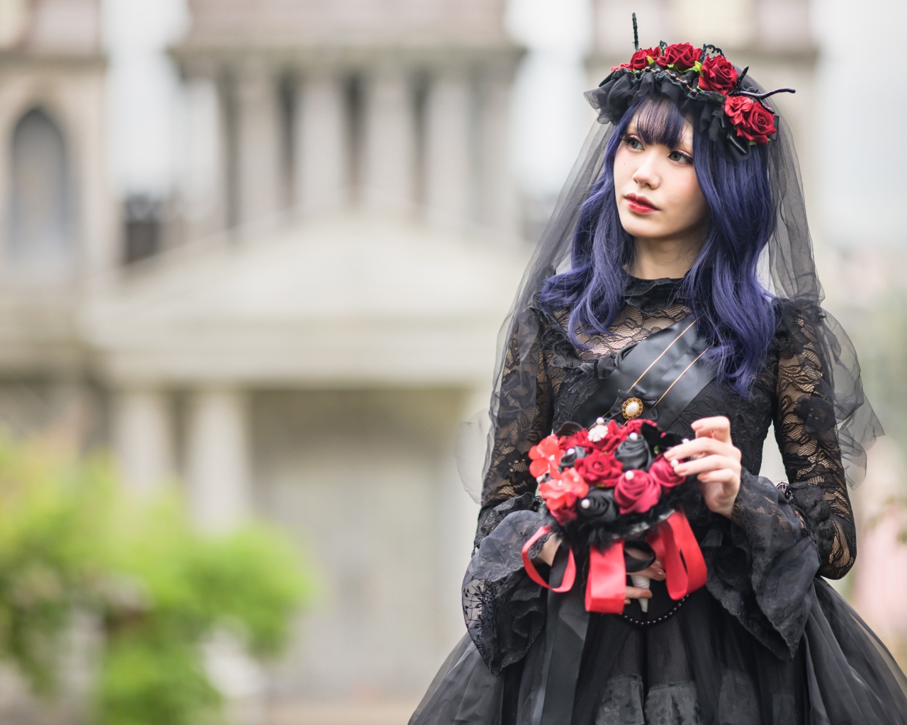 Девушка в черном платье на праздник Хэллоуин 