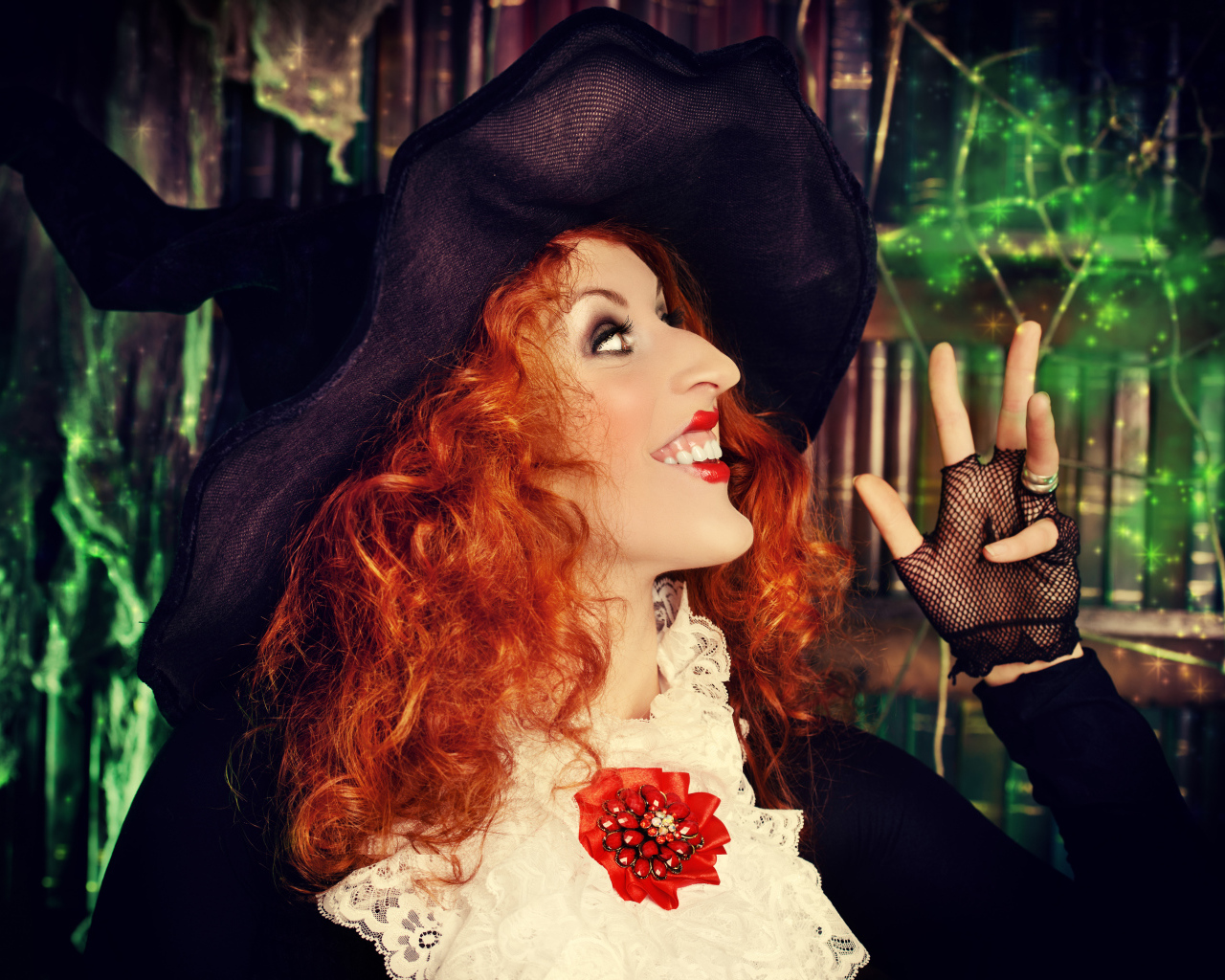 Рыжеволосая девушка в костюме ведьмы на Хэллоуин