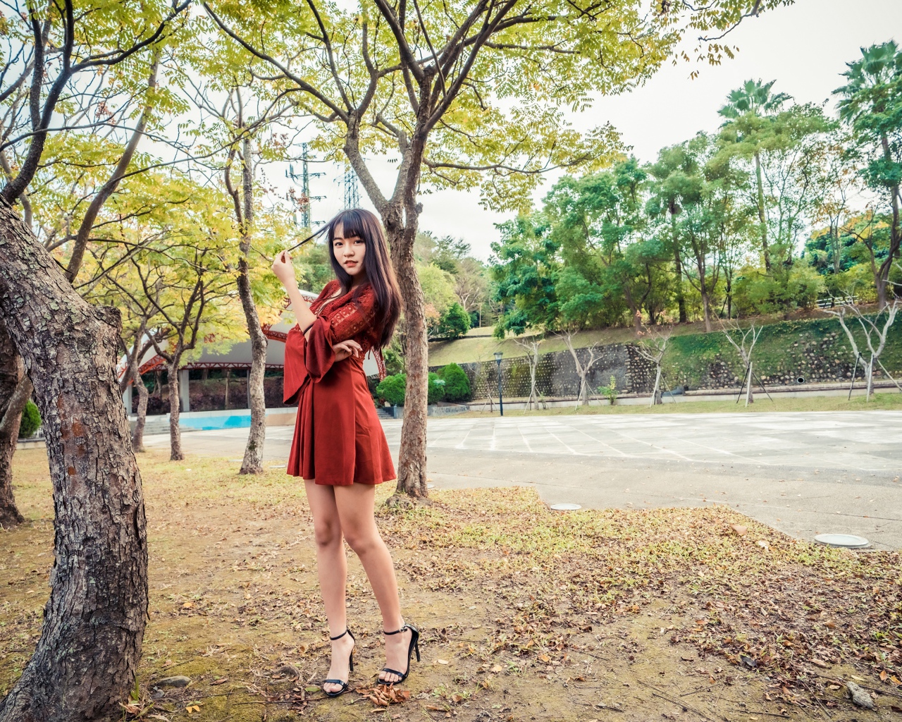 Длинноногая девушка азиатка в коротком красном платье 